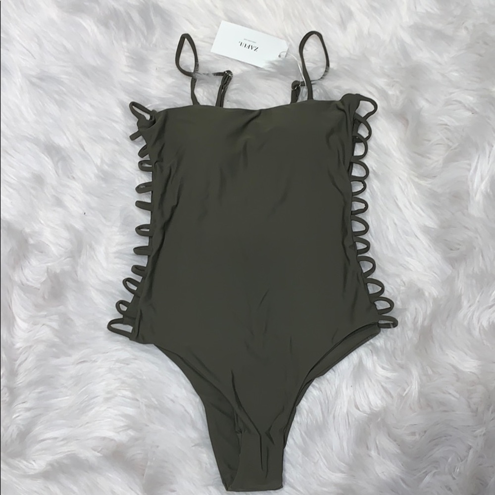 Ribbed onepiece bathingsuit(straps are removable)